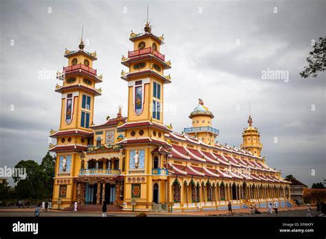 Cao Dai Temple – Skarbowa Perła Religijna i Mistyczna Oaza w Tay Ninh!